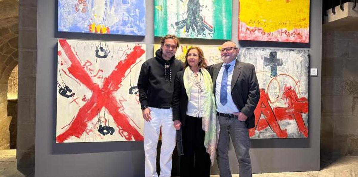 Jordi Mollà, el pasado miércoles en el Museo de Huesca con su hermano Antonio y su cuñada Teresa.