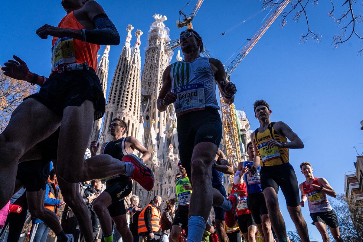 Corredores pasando por la Sagrada Família en el Maratón de Barcelona 2026