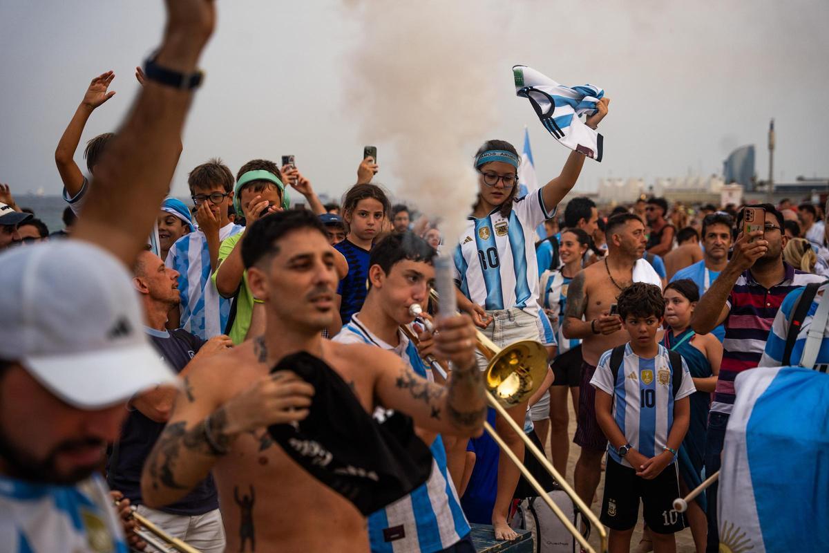 Aficionados argentinos se reúnen en la playa del Bogatell el día antes de la gran final contra España del Mundial