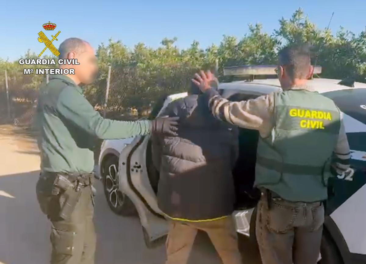 Momento de la detención de uno de los delincuentes
