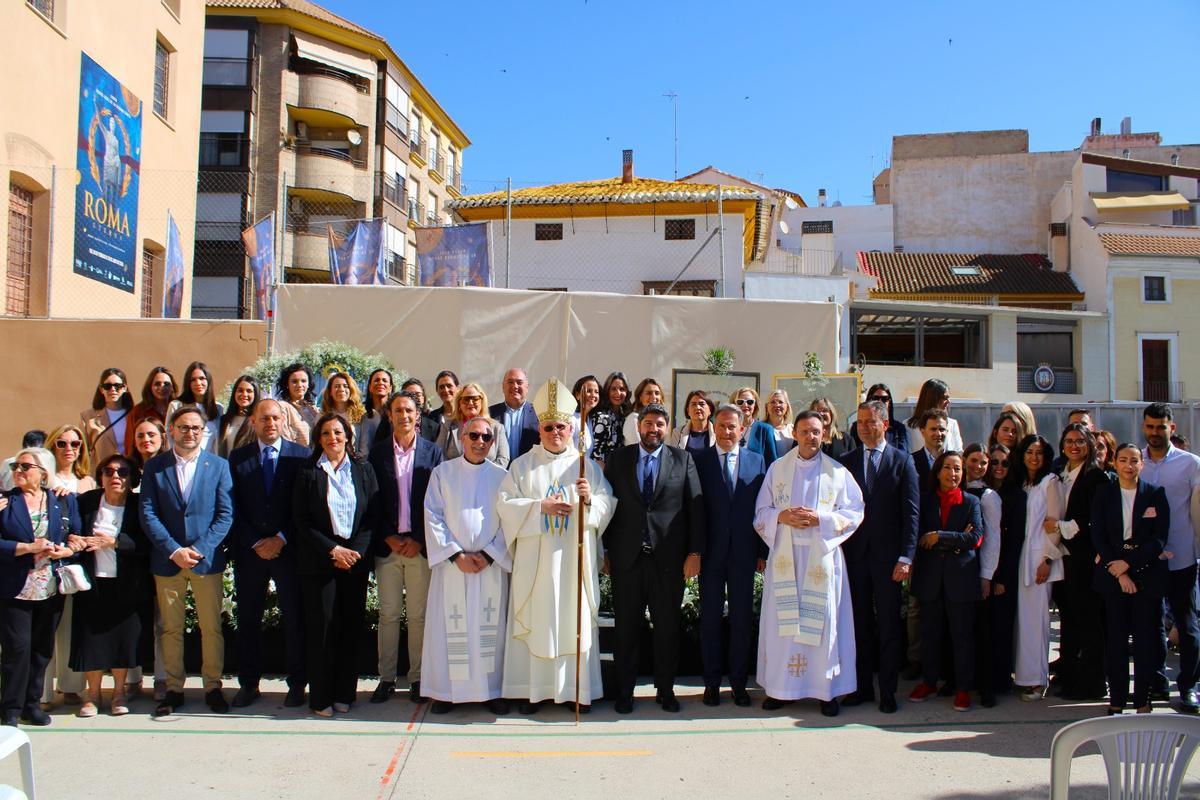 Parte del personal del centro junto a las autoridades presentes.