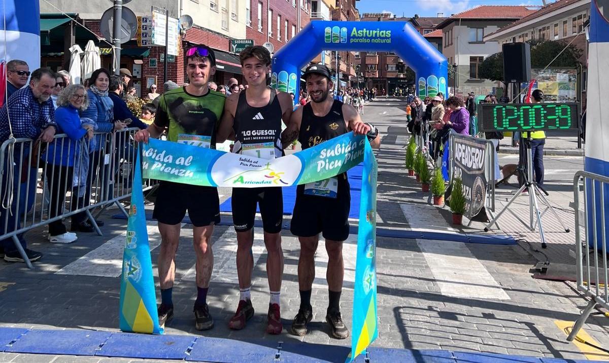 De izquierda a derecha, Andres Navamuel, Diego Menéndez y Carlos González, podio absoluto masculino Subida al Pienzu