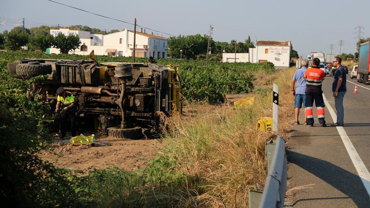 Imagen del accidente del camión de la ADF en la N-340 en l'Arboç.