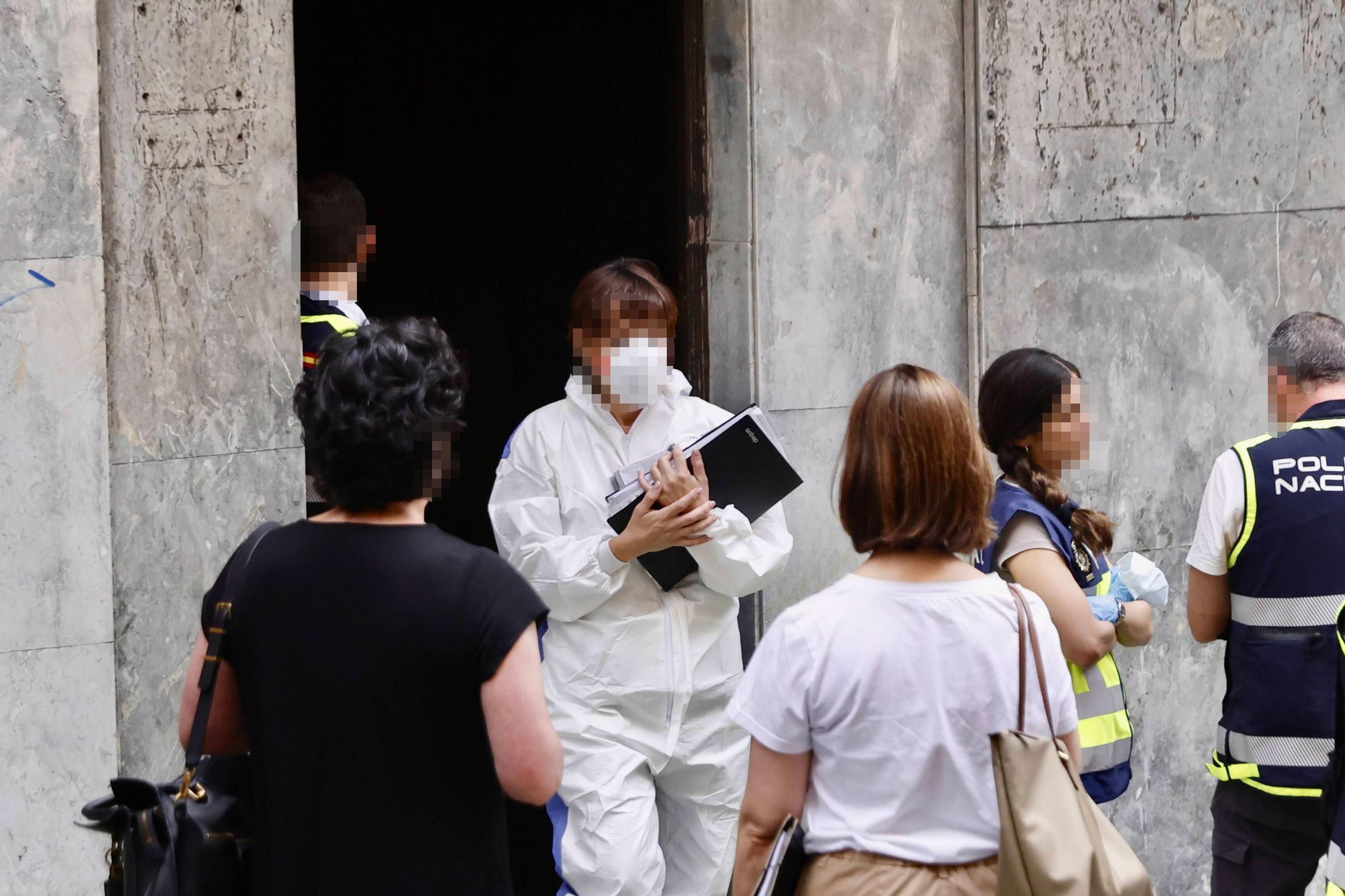EN IMÁGENES: Hallan el cadáver de una mujer en el registro de un piso de Gijón metido en una bolsa de basura