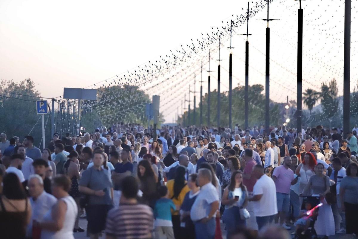 Los cordobeses disfrutan de la fiesta desde horas antes del encendido de la portada Los cordobeses disfrutan de la fiesta desde horas antes del encendido de la portada