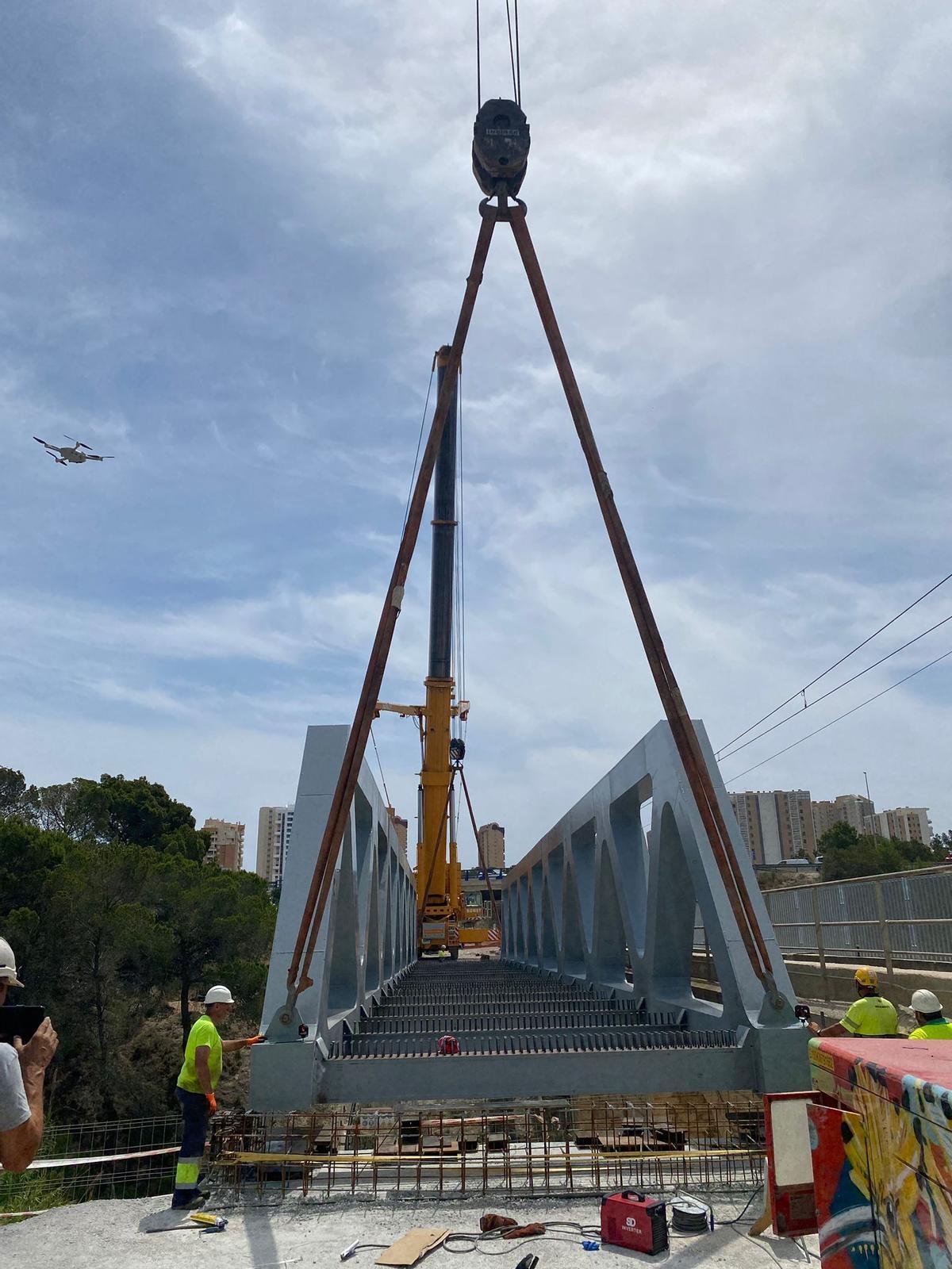 La colocación del nuevo viaducto del TRAM sobre el barranco de El Murtal de Benidorm