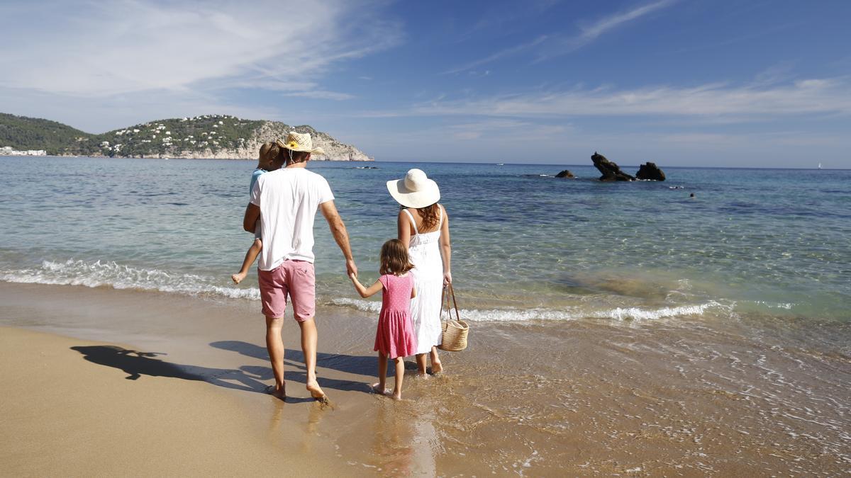 Una familia disfruta de la playa en el municipio de Santa Eulària.
