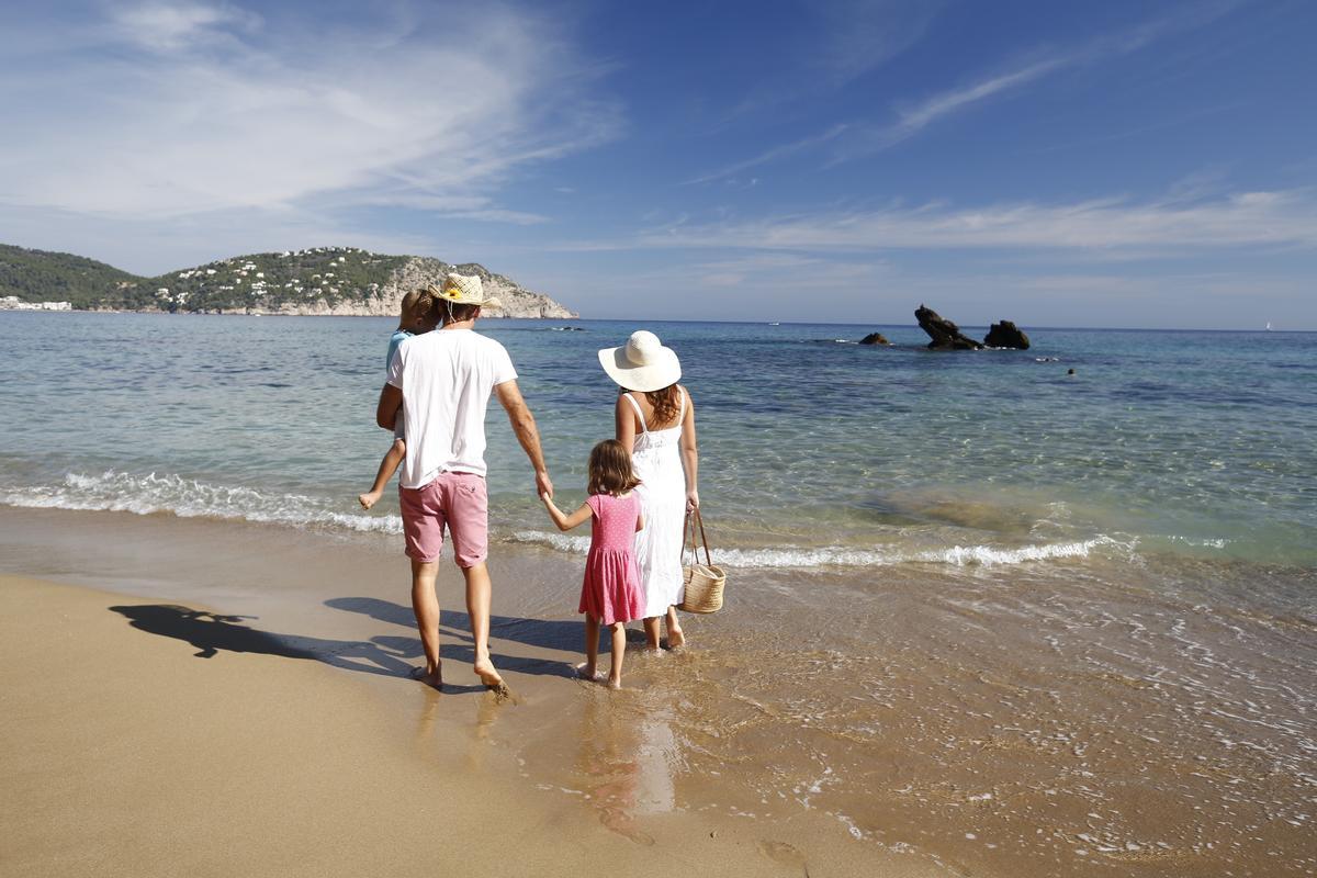 Una familia disfruta de la playa en el municipio de Santa Eulària.