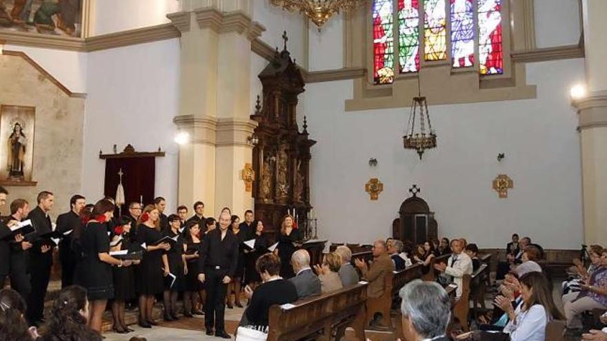 Actuación durante una edición pasada del certamen coral, en la iglesia de Infiesto.