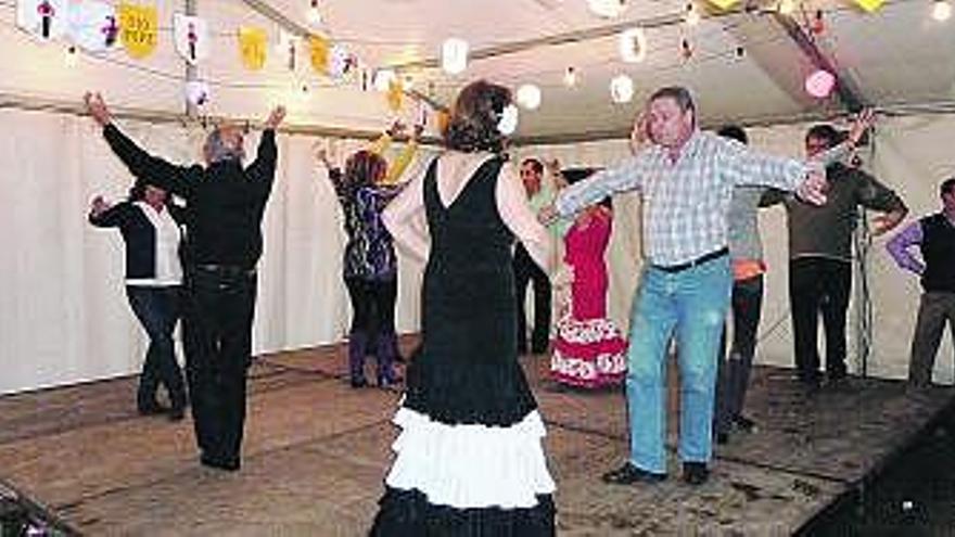 Un grupo de personas baila en la celebración astur-andaluza de La Luz.