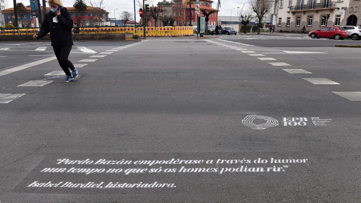 Frases de Emilia Pardo Bazán en pasos de peatones de A Coruña.