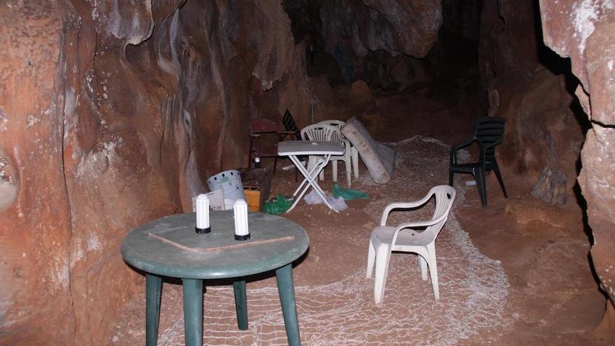 El mobiliario que se dejó en el interior de la cueva parece que ha infectado de hongos las pinturas.