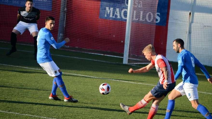 Andre Österholm dispara a puerta en un lance del choque contra el Bergantiños. // Gonzalo Núñez