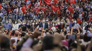 Pedro Sánchez rodeado de la nueva Comisión Ejecutiva del PSOE en la clausura del Congreso del partido.