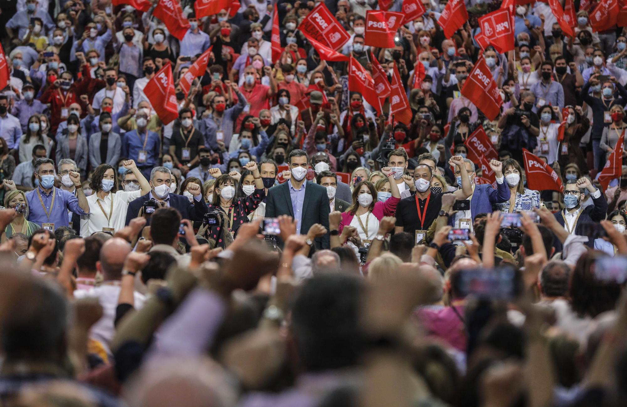 Pedro Sánchez rodeado de la nueva Comisión Ejecutiva del PSOE en la clausura del Congreso del partido.