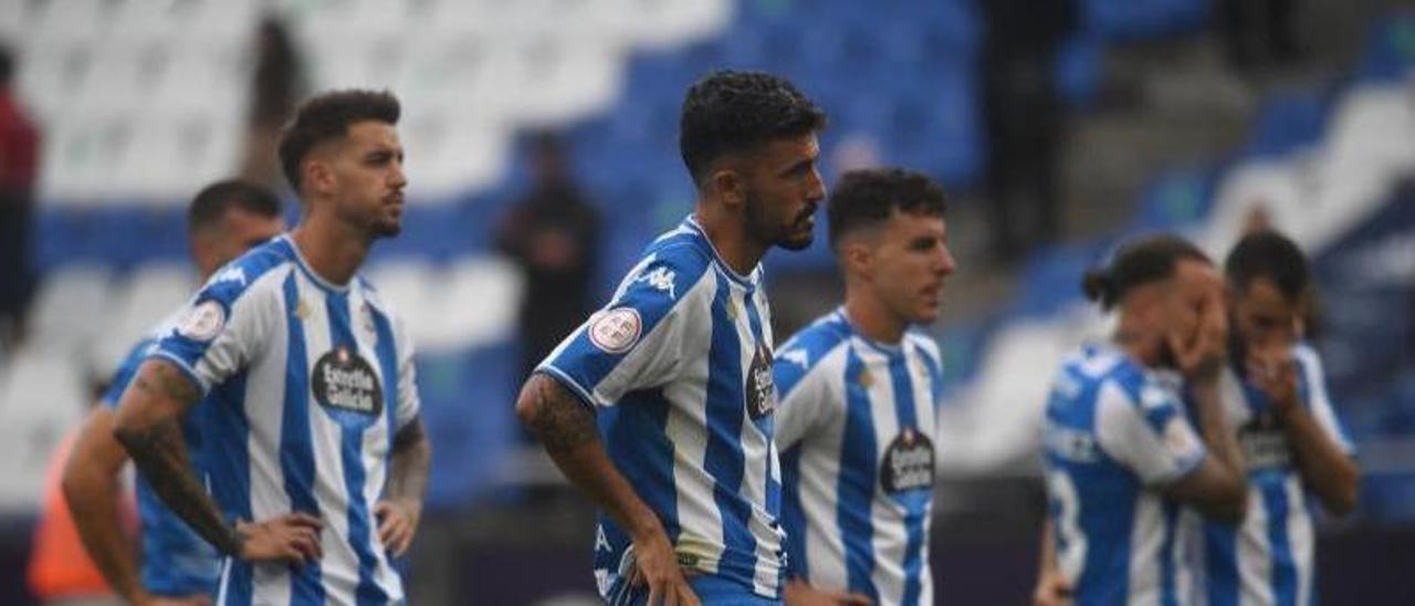 Quiles, rodeado de varios compañeros el sábado al acabar el partido contra el Albacete en Riazor. |  // CARLOS PARDELLAS