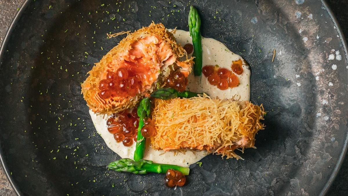 La tempura crujiente de salmón rojo salvaje de Alaska con salsa tártara del restaurante Sun Taka para la Semana Salvaje 2024.