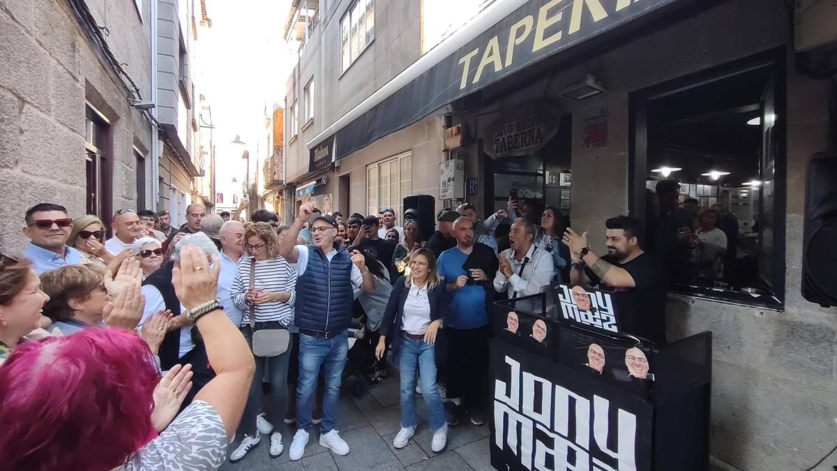 Otro momento de la fiesta de despedida con el Dj.