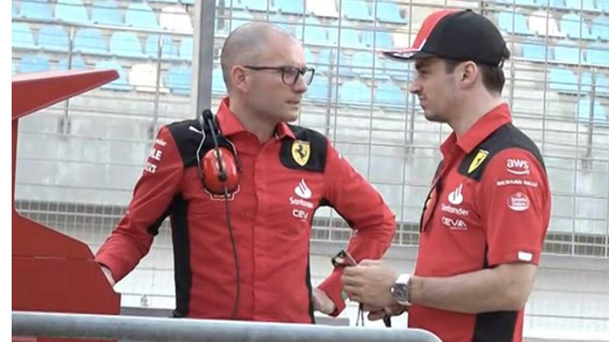 David Sánchez, en el muro de Ferrari con Charles Leclerc