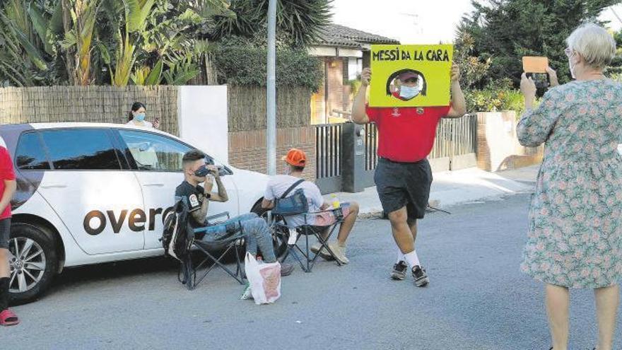 Aficionados y periodistas, ayer a las puertas de la casa de Messi en Castelldefels.