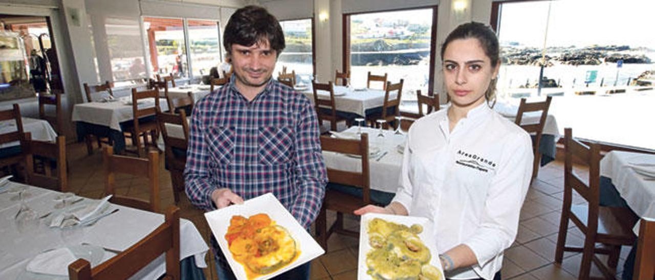 Manuel y Sara, del restaurante Area Grande (A Guarda) con dos platos de congrio, estofado con patatas y en salsa verde. /Marta G. Brea