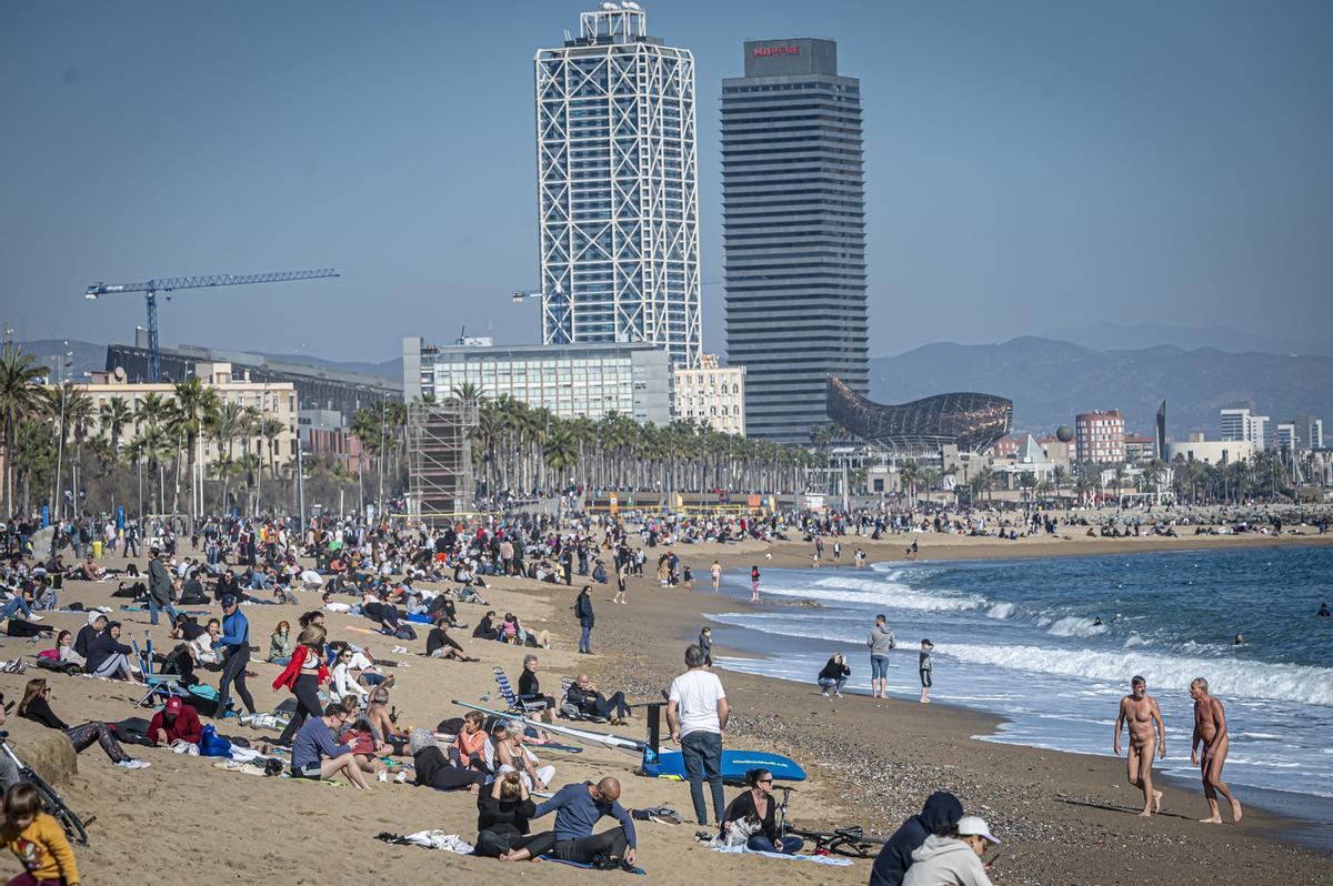 Los barceloneses acuden en masa a las playas de la ciudad para disfrutar del último día primaveral antes de la llegada del frío