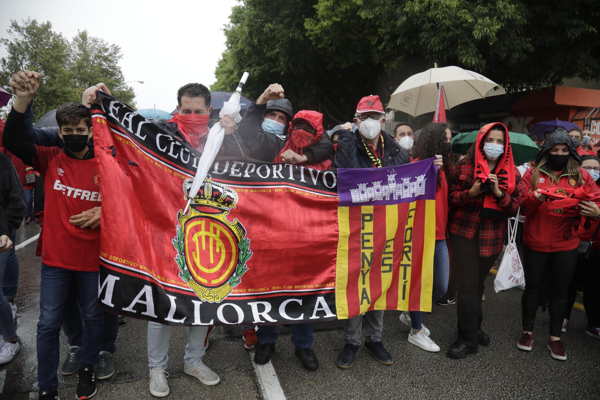 La afición del Real Mallorca recibe a los jugadores en Son Moix pese a la lluvia