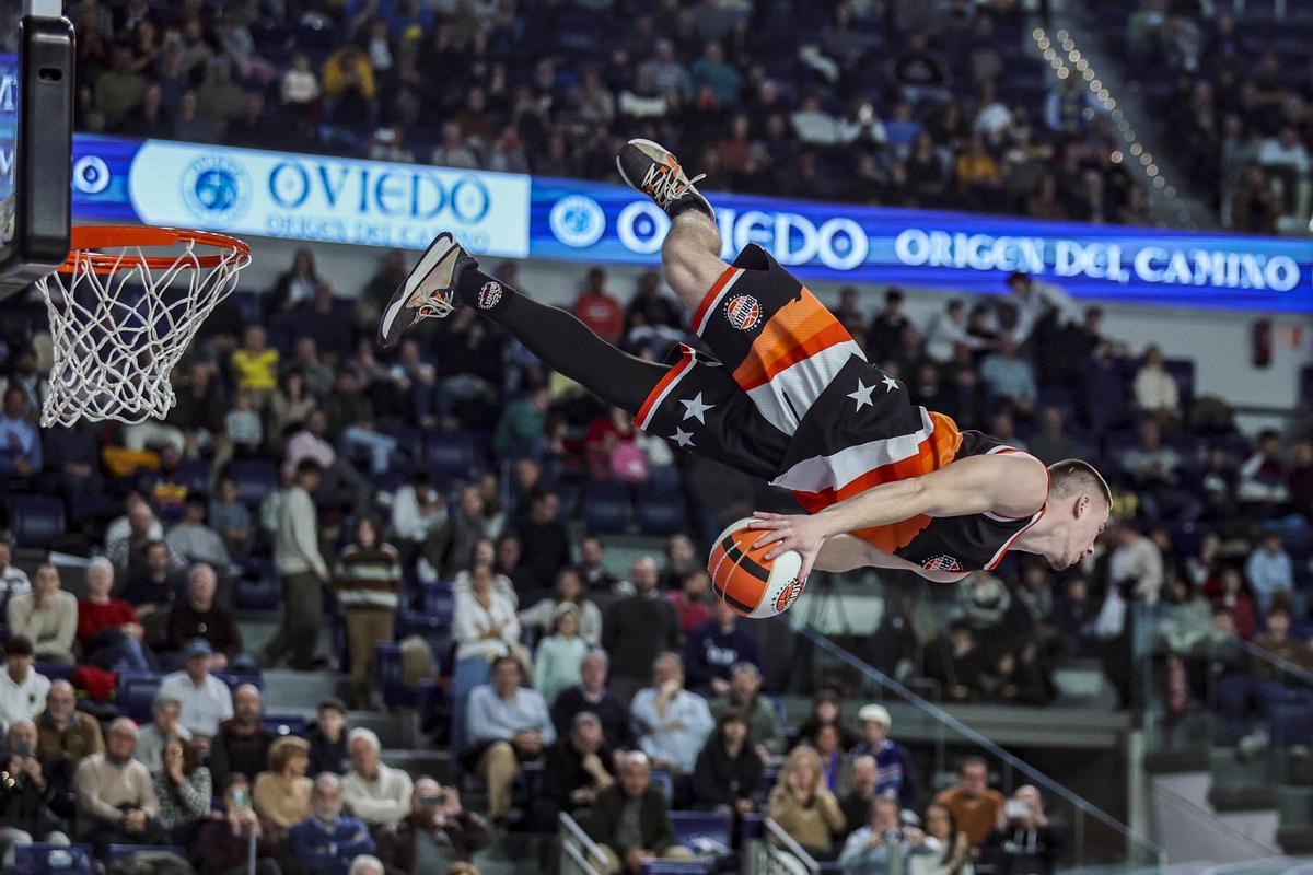 Todas las imágenes del Palacio de los Deportes: mates, charanga y victoria del Alimerka Oviedo Baloncesto ante el Ourense