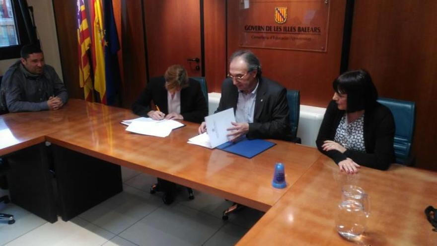 Martínez, Martí March y Rafaela Sánchez en la firma del acuerdo.