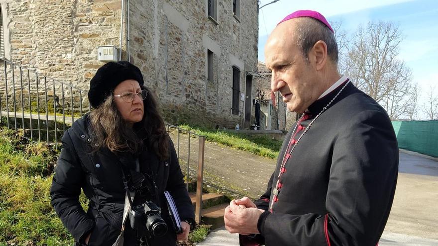 El Obispo de Astorga intercambia impresiones con la periodista Araceli Saavedra