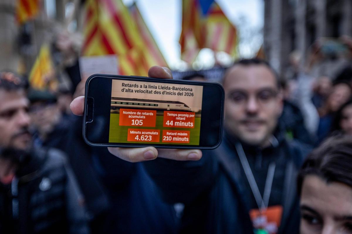 Los usuarios de Rodalies se manifiestan en Barcelona Los usuarios de Rodalies se manifiestan en Barcelona