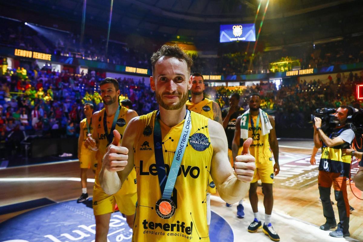 Huertas celebra el tercer puesto en la BCL de Málaga 2024.