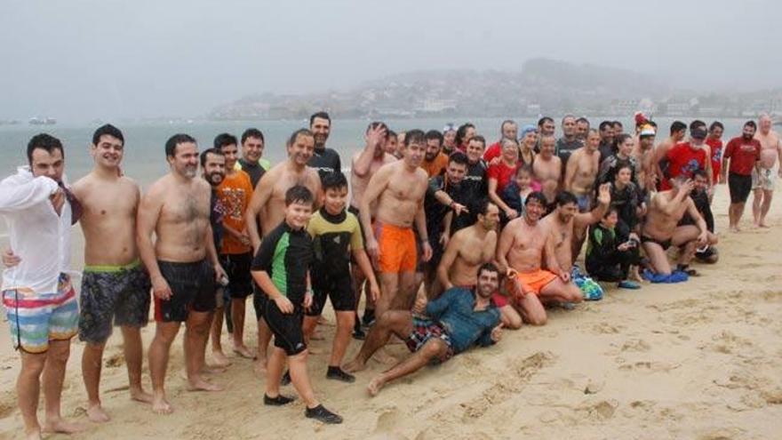 Participantes en la travesía en la playa de Vilariño | Santos Álvarez