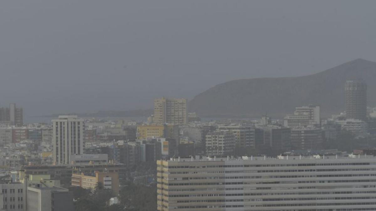 La capital grancanaria durante  uno de los últimos episodios de calima. | |