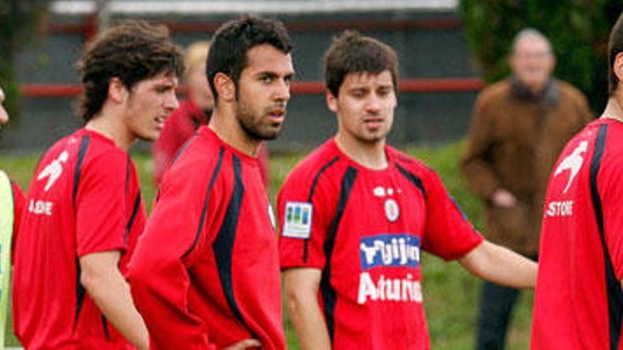 Portilla y jugadores del filial en un entrenamiento.