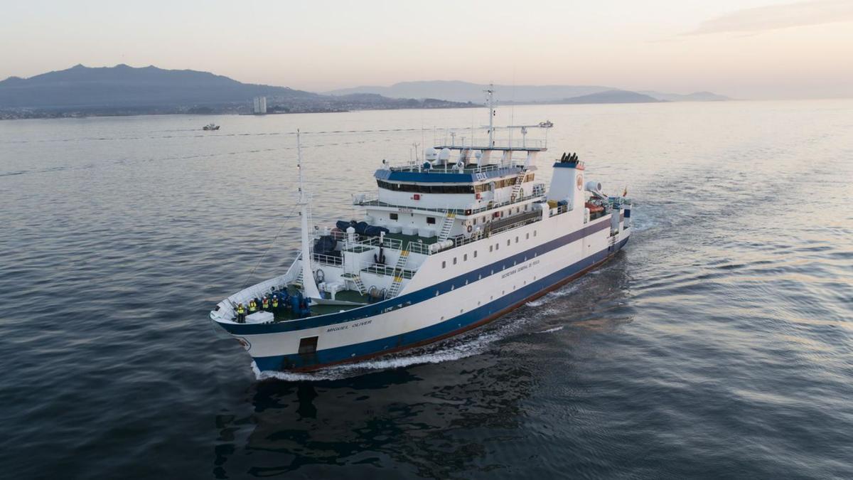 El buque Miguel Oliver zarpó ayer desde el puerto de Palma. |