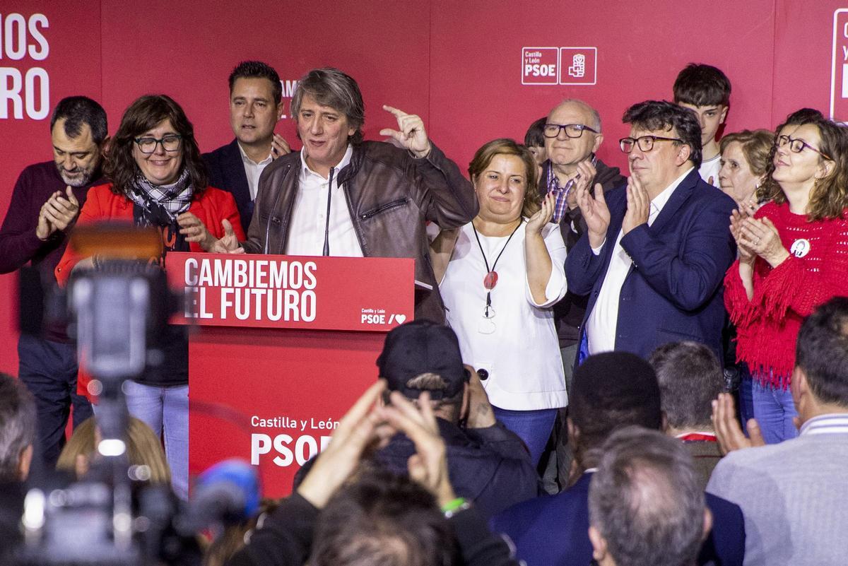 Carlos Martínez junto a otros candidatos y militantes del PSOE