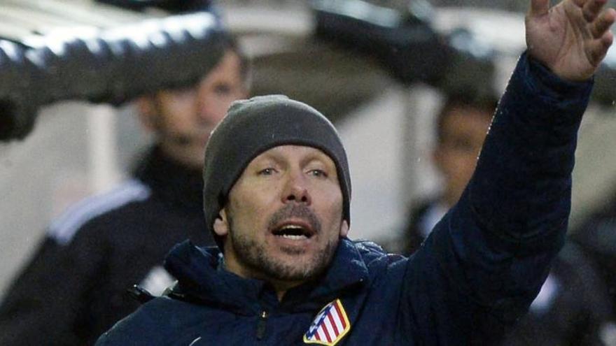 Simeone da instrucciones durante el partido ante el Eibar.