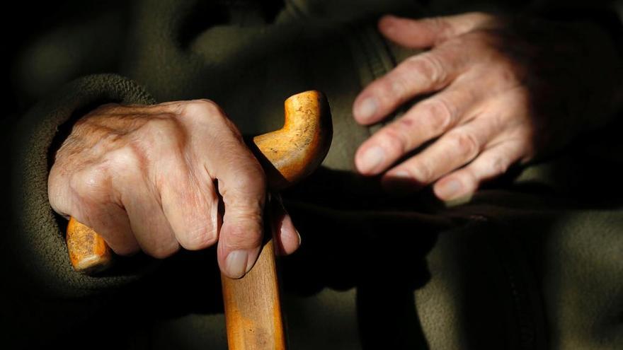 Maltrato a un abuelo en Pravia:  su nieta le aísla haciéndole creer que ella tiene un tumor cerebral