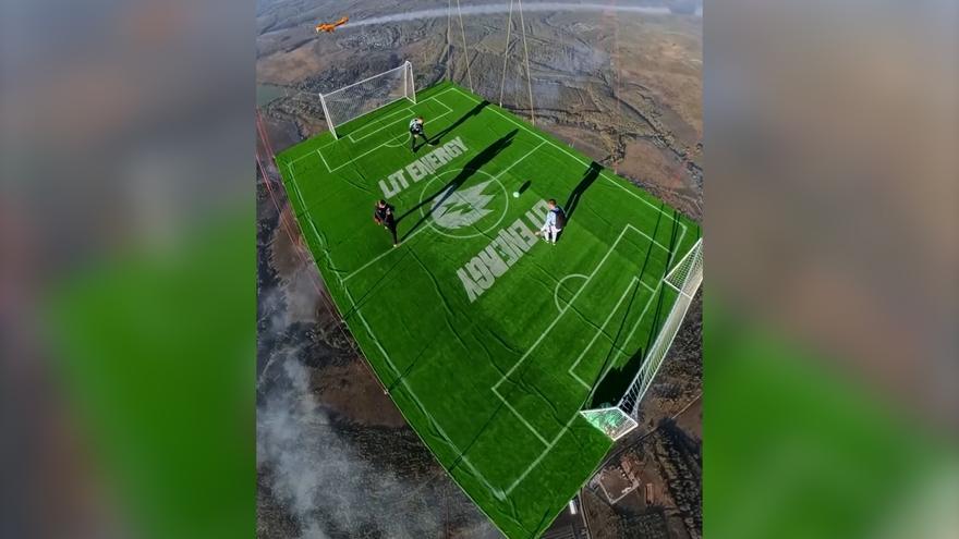 Nuevo récord mundial: dos youtubers juegan al fútbol a 1.800 metros de altura