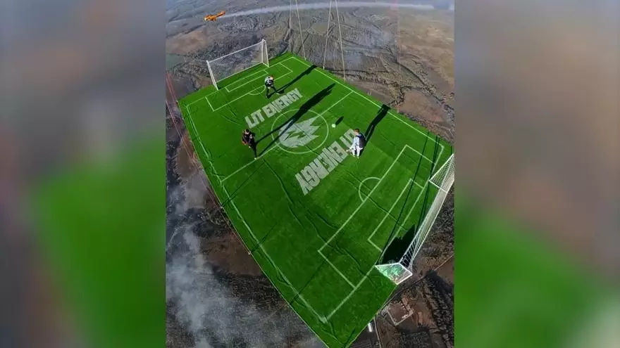 Nuevo récord mundial: dos youtubers juegan al fútbol a 1.800 metros de altura