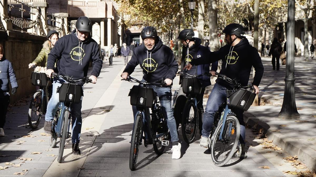 Joan Vila, Marc Aloy i Carles Garcia, en  primer terme amb les bicis davant del Casino