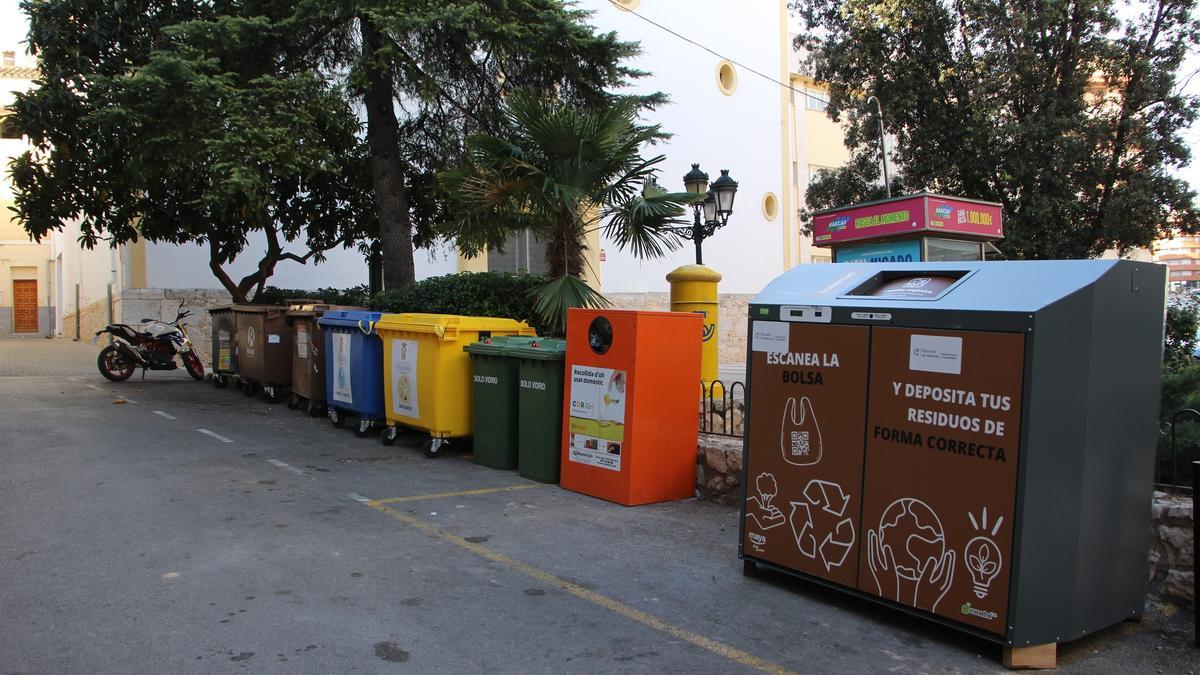 Contenedores instalados en l'Olleria para los residuos orgánicos.