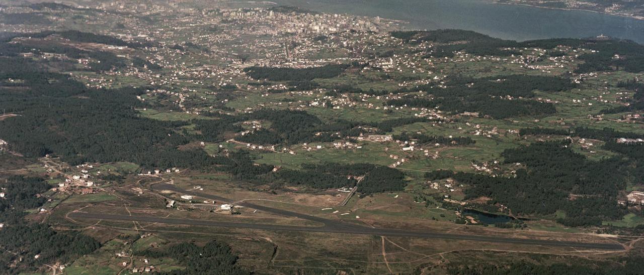 Vista aérea del aeropuerto y de la ciudad de Vigo en los años 60. // Arquivo Dixital de Galicia / Fotografía Aérea y Terrestre S.L.