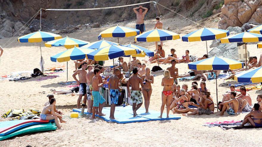 Turistes en una de les platges de Tossa de Mar.