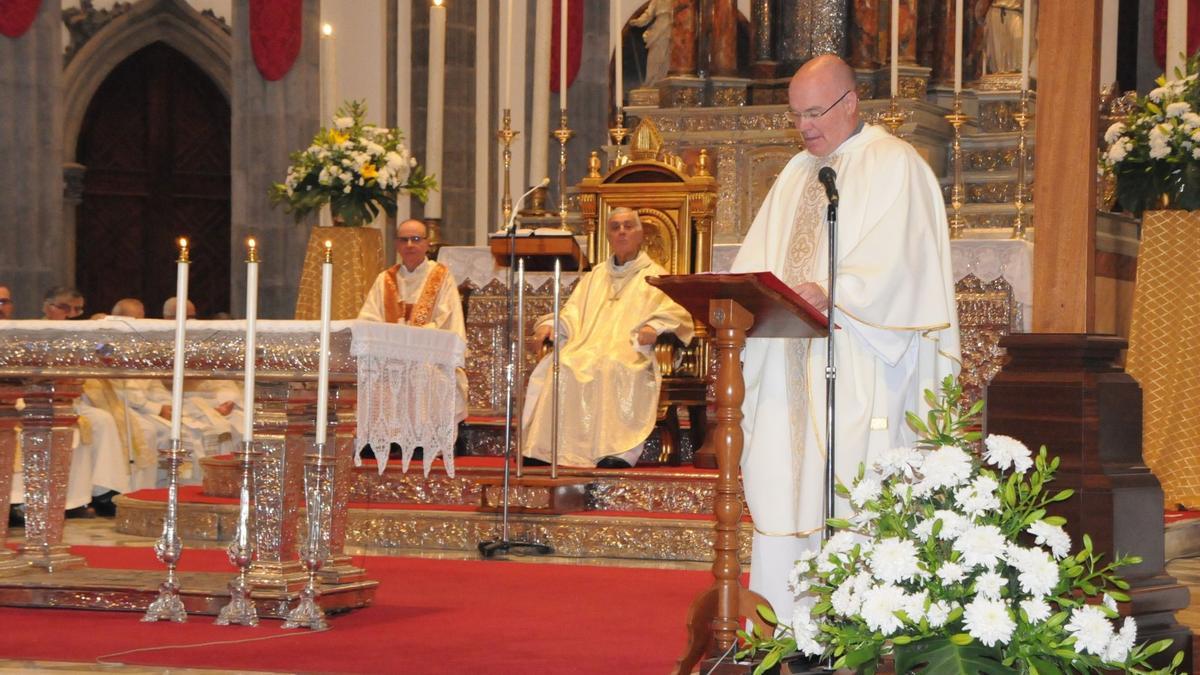 Antonio Pérez, obispo en funciones de la Diócesis Nivariense, de la provincia de Santa Cruz de Tenerife, con Bernardo Álvarez, el anterior obispo, al fondo.
