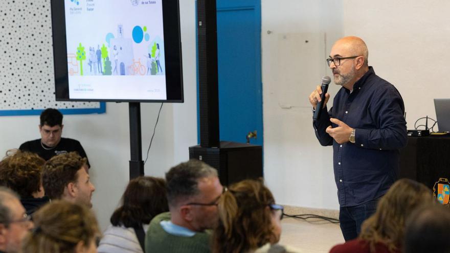 El alcalde, Vicent Roig, durante la presentación pública del PGOU en la escuela de Sant Jordi. | FIRMA