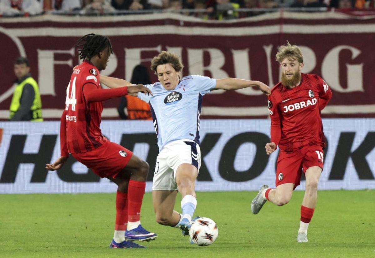 Manzambi y Beste rodean al céltigo Fer López, durante el partido de Friburgo.
