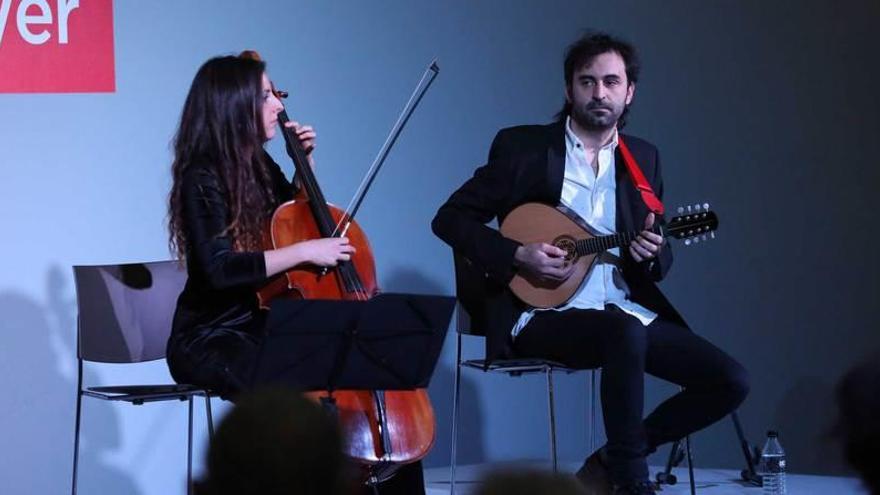 Vermú a ritmo de mandolina y violonchelo, en el Niemeyer