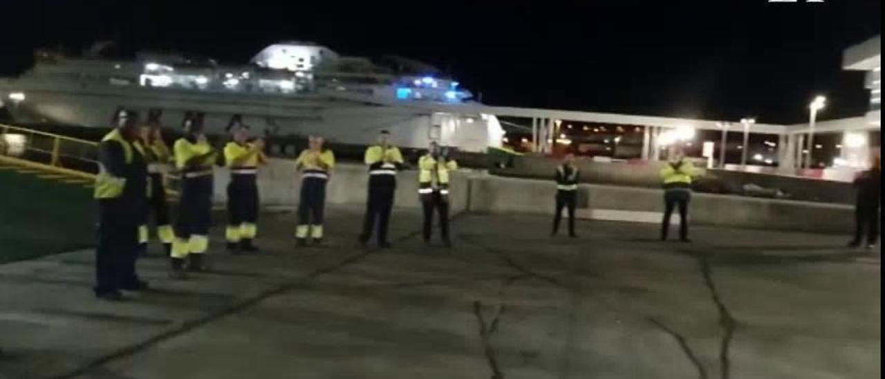 Coronavirus en Canarias | Acto de homenaje en la Terminal de Armas a los trabajadores del Puerto